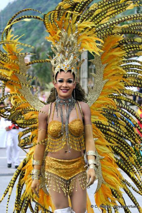 A menina com a plumagem dourada Festival Patong, Phuket - Tailândia