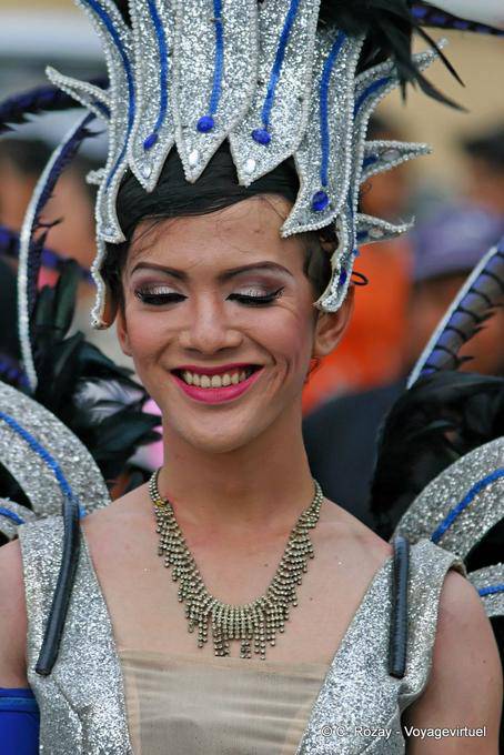 Jovem tímido Festival Patong, Phuket - Tailândia