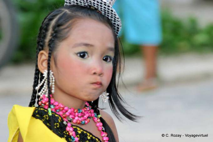 Menina duvidosa, Festival Patong, Phuket - Tailândia