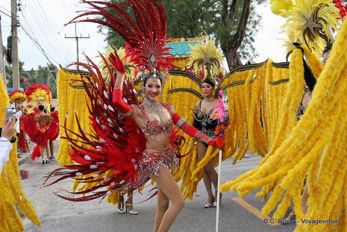 Dançarino com penas vermelhas, Festival Patong, Phuket - Tailândia