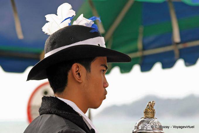 Homem novo no chapéu, Festival Patong, Phuket - Tailândia