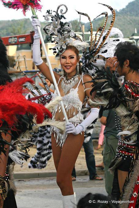 Chapéu na camisa branca Festival Patong, Phuket - Tailândia
