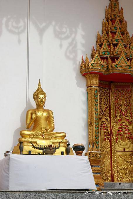 Buddha na entrada de Wat Suwan Khiri Wong, Patong, Phuket Temple - Tailândia