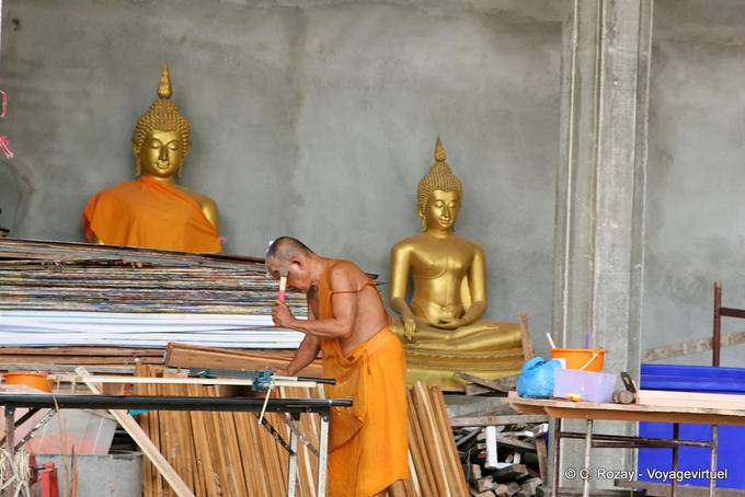 Monk no trabalho, Patong, Phuket Temple - Tailândia
