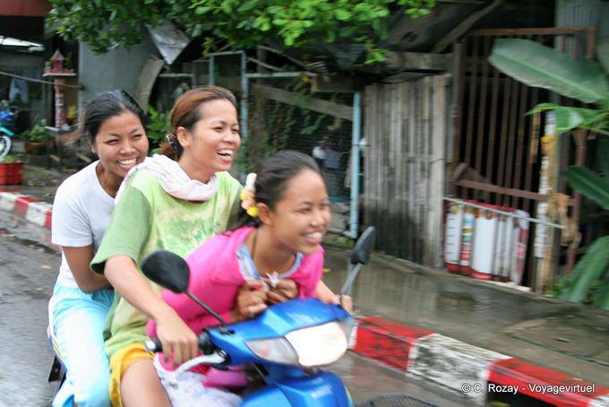 Meninas em uma scooter, Phuket Town Gypsy - Tailândia
