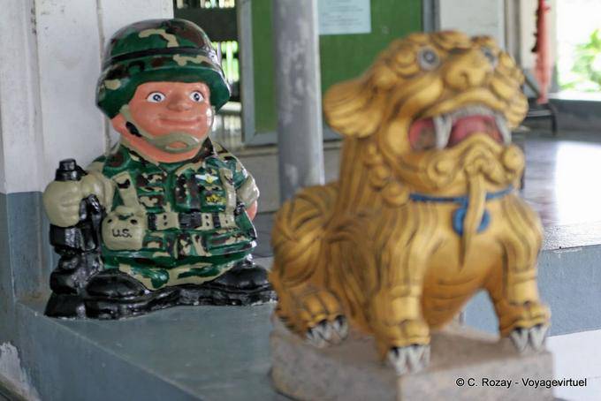 Militares dos EUA e da estátua do dragão, Phuket Town Gypsy - Tailândia