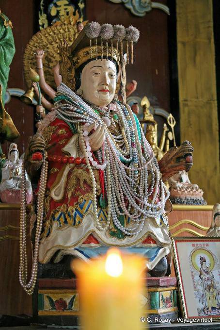 Deus vestindo colares chineses, Phuket Town Gypsy - Tailândia