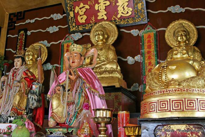 Altar com Budas de ouro, Phuket Town Gypsy - Tailândia