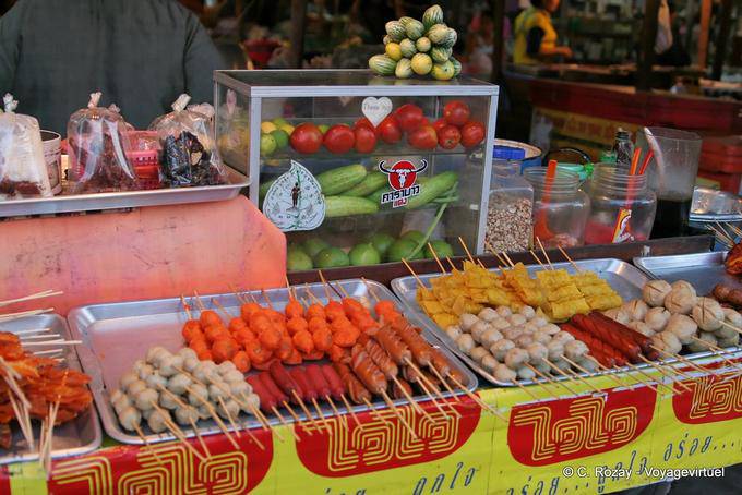 Stall vários kebabs, Sukhothai - Tailândia