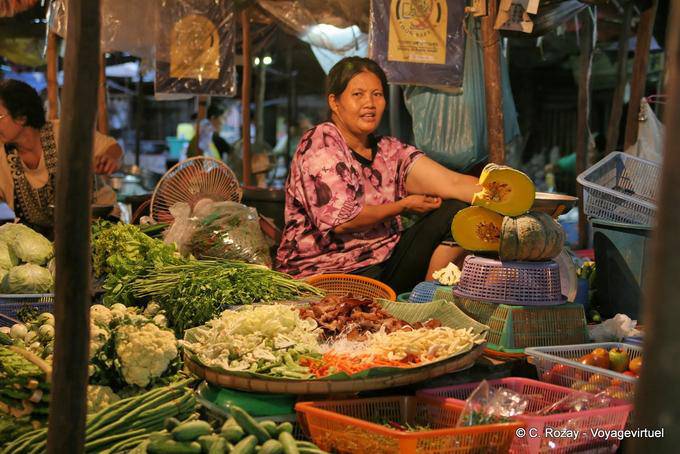 Cortador de abóbora no mercado Sukhothai - Tailândia
