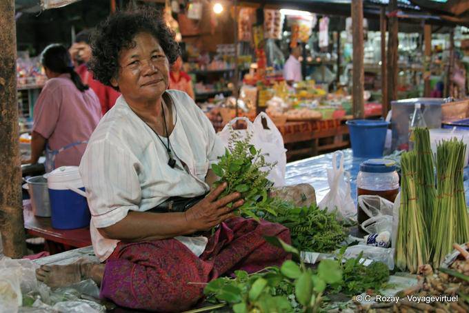 Vendedora sentado no mercado de lótus Sukhothai - Tailândia
