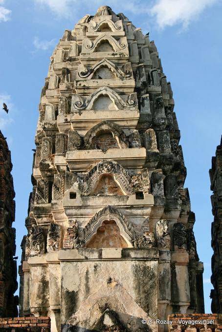 A Prang de médio (20 metros), Sri Sawai, Sukhothai - Tailândia