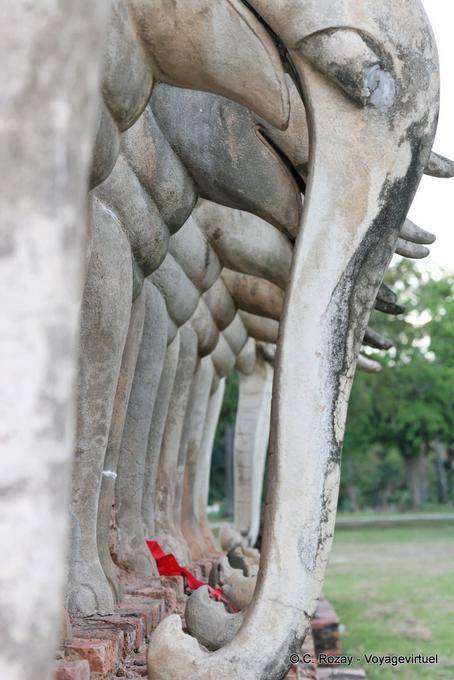 Chifres de elefantes esculpidos, Wat Chang Lom, Sukhothai - Tailândia