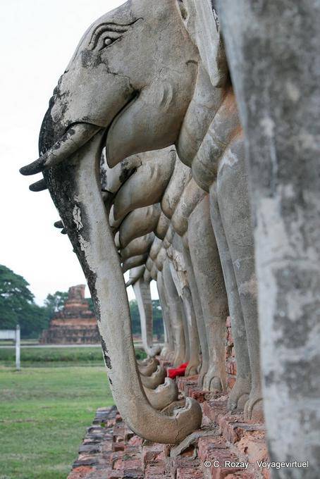 Elefantes que decoram a base do chedi, Wat Chang Lom, Sukhothai - Tailândia