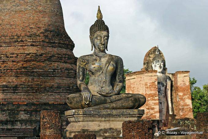 Buda sentado na frente do Phra Attharot, Sukhothai, Wat Mahathat - Tailândia