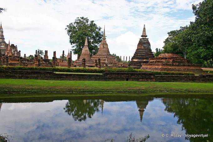 Chedis sino, Sukhothai, Wat Mahathat - Tailândia