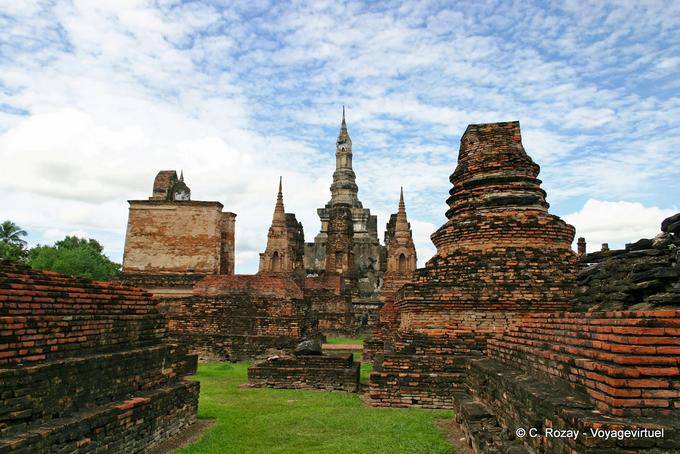 Grupo Central desde Attharot Phra Buddha, Sukhothai, Wat Mahathat - Tailândia