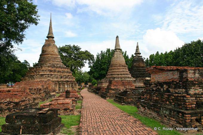 Caminho para chedis, Sukhothai, Wat Mahathat - Tailândia