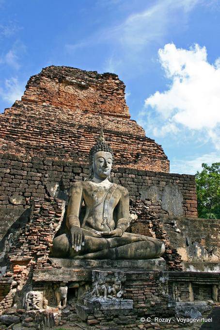 Buddha entre as ruínas, Sukhothai, Wat Mahathat - Tailândia