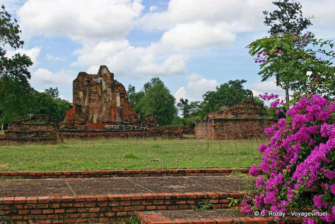 Ruínas do templo Khmer, Sukhothai, Wat Phra Pai Luang - Tailândia