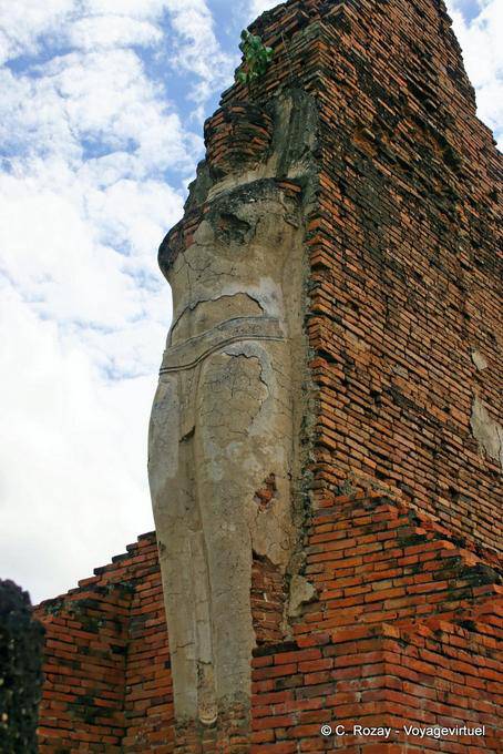 Buddha permanece na parede de tijolo, Sukhothai, Wat Phra Pai Luang - Tailândia