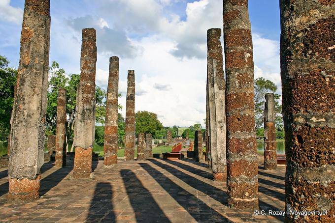 As sombras das colunas do templo, Sukhothai, Wat Sa Si - Tailândia