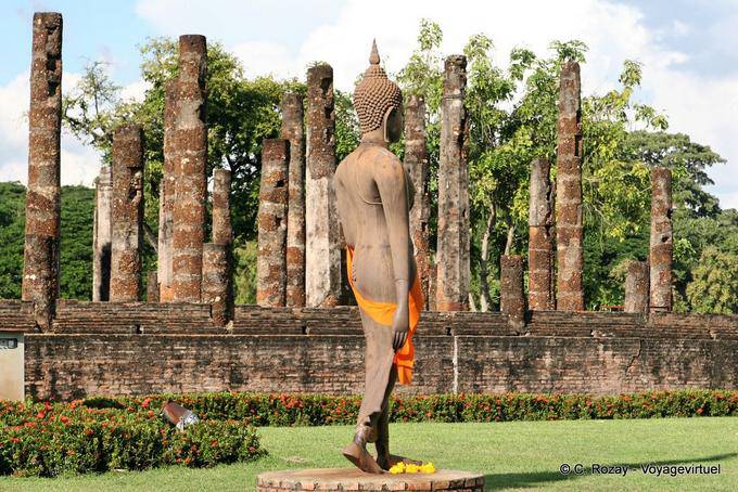 Buddha que anda na parte inferior das colunas, Sukhothai, Wat Sa Si - Tailândia