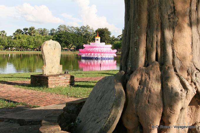 Ilha no meio do lago Traphang Trakuan, Sukhothai, Wat Sa Si - Tailândia