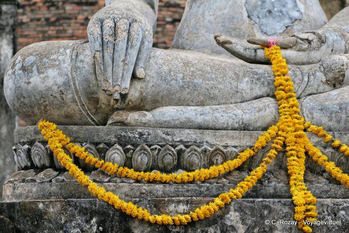Buda decorado com uma coroa, Sukhothai, Wat Sa Si - Tailândia