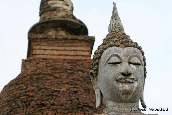 Buddha com os olhos fechados, Sukhothai, Wat Sa Si - Tailândia