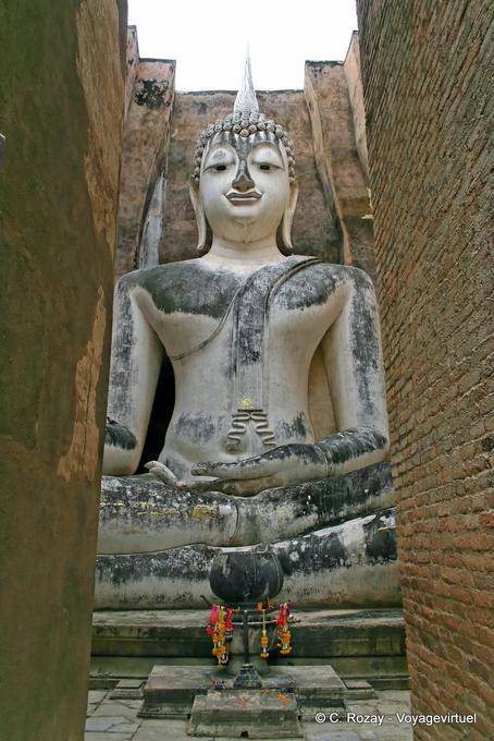 Estuque Buddha em uma mandala tijolo, Sukhothai, Wat Sri Chum - Tailândia
