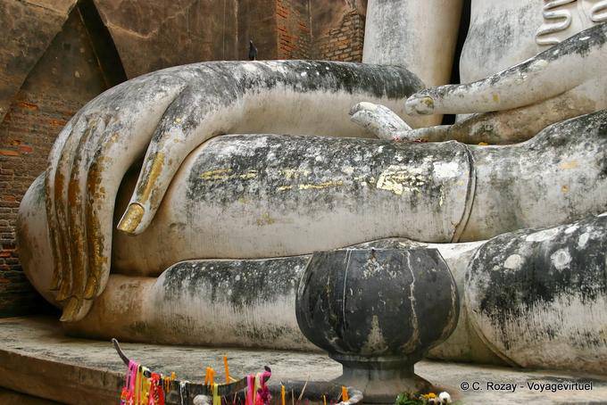 Posição Hands-mudra Bhumisparsha Sukhothai, Wat Sri Chum - Tailândia