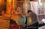 A bênção de Monk, Wat Choeng Phanan, Ayutthaya, Tailândia.