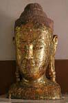 Buda cabeça chapeado com folha de ouro, Wat Phra Sri Samphet, Ayutthaya, Tailândia.