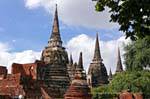 Rodeado chedi setas, Wat Phra Sri Samphet, Ayutthaya, Tailândia.