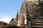 A inserção de um chedi ou stupa, Wat Phra Sri Samphet, Ayutthaya, Tailândia.