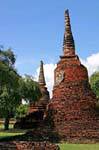 Pequeno chedi danificado, Wat Phra Sri Samphet, Ayutthaya, Tailândia.