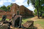 Pedaços de uma escultura quebrada, Wat Raj Burana, Ayutthaya, Tailândia.