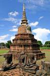 Estátuas sentadas em frente chedi, Wat Raj Burana, Ayutthaya, Tailândia.
