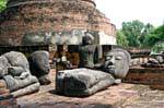 Esculturas em pedaços, Wat Raj Burana, Ayutthaya, Tailândia.