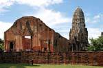 A construção do templo Wat Raj Burana, Ayutthaya, Tailândia.
