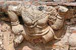 Close-up em escultura Frieze, Wat Raj Burana, Ayutthaya, Tailândia.