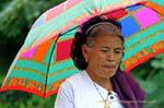 Passante com um guarda-chuva, Chiang Mai, Tailândia.