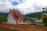 O templo nas montanhas de volta para Chiang Mai, Tailândia.