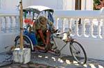 Espera Rickshaw, Wat Phra Singh, Chiang Mai, Tailândia.