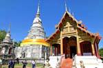Stupa e ubosot, Wat Phra Singh, Chiang Mai, Tailândia.
