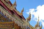 Dragões no final do telhado, Wat Phra Singh, Chiang Mai, Tailândia.