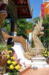Serpente naga na entrada da Viharn Luang, Wat Phra Singh, Chiang Mai, Tailândia.