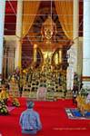 Dentro do Viharn Luang, Wat Phra Singh, Chiang Mai, Tailândia.