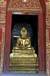 Ouro nicho de Buddha, Wat Phra Singh, Chiang Mai, Tailândia.